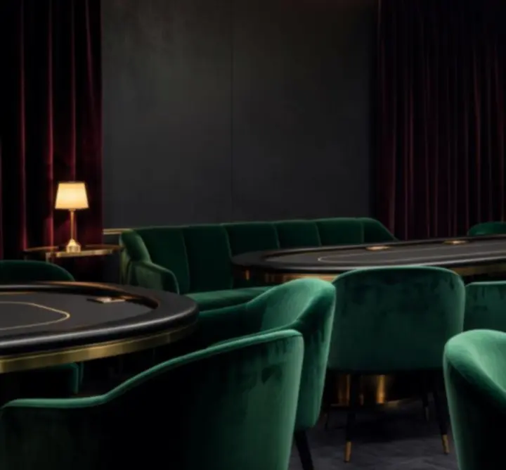 Luksusowe, nastrojowe wnętrze klubu pokerowego z wygodnymi fotelami i miękkim oświetleniem
