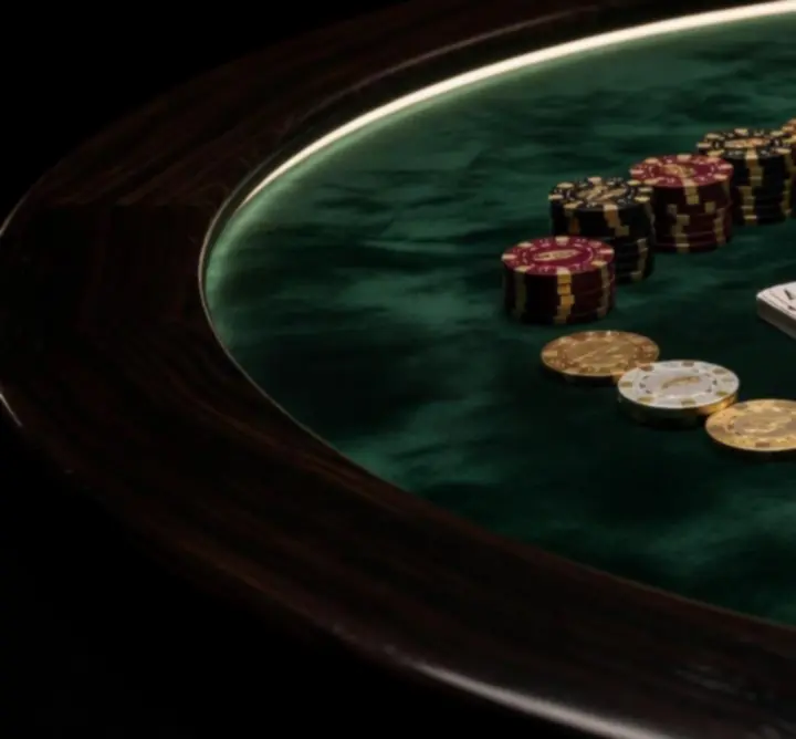 Podświetlany stół pokerowy z kartami i żetonami w luksusowej aranżacji