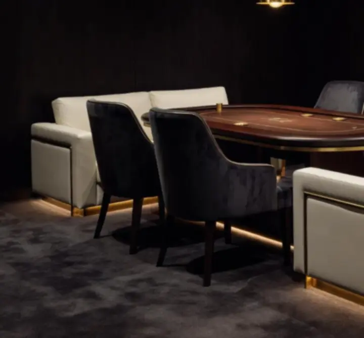 Ekskluzywny VIP poker lounge z prywatnym stołem i eleganckimi fotelami